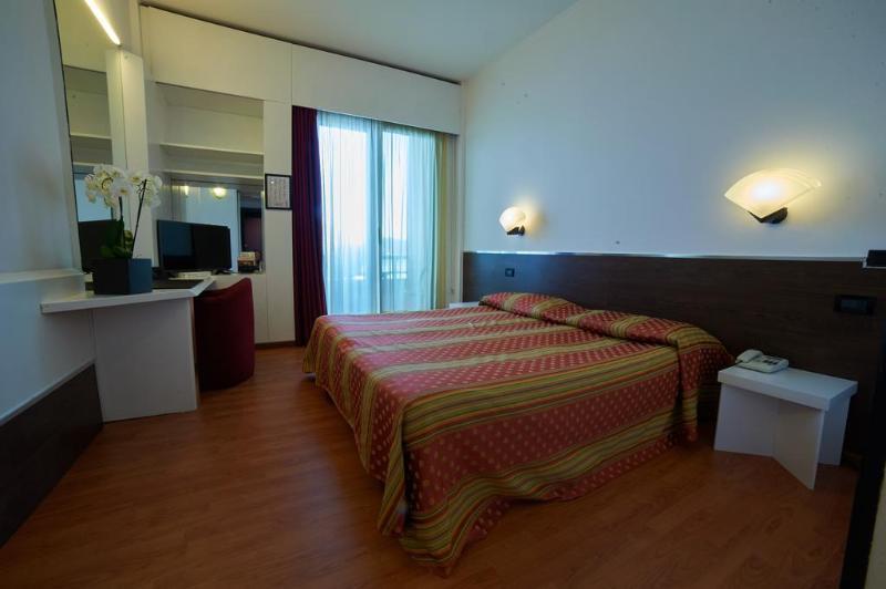 Hotel Concorde อาโรนา ภายนอก รูปภาพ