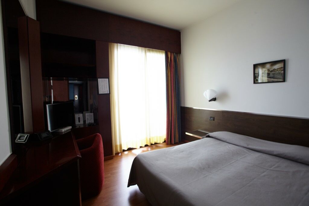 Hotel Concorde อาโรนา ภายนอก รูปภาพ